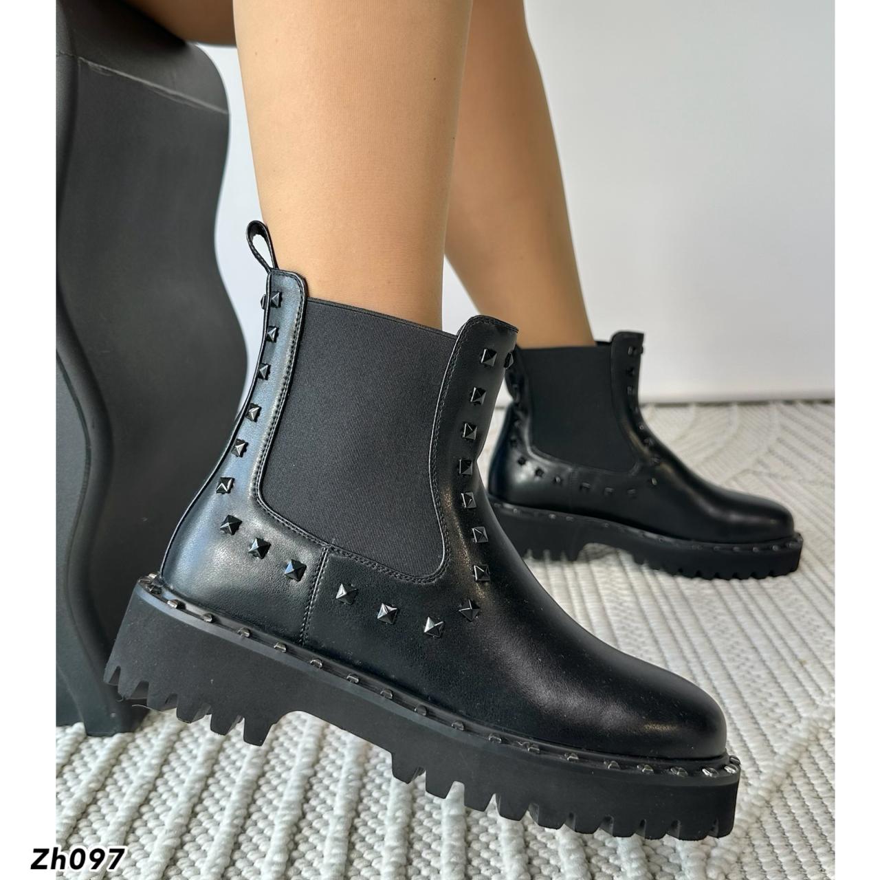 Botin negro apliques detalle resorte suela 4cm 255-060